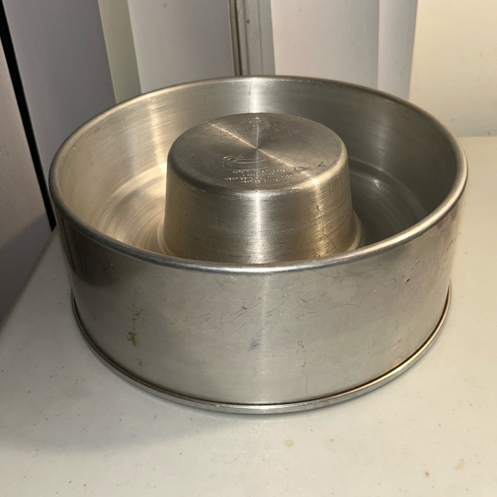 Vintage West Bend Easy-Out Aluminum Jello Ring Mold Bundt Cake Pan 9x3.5”
